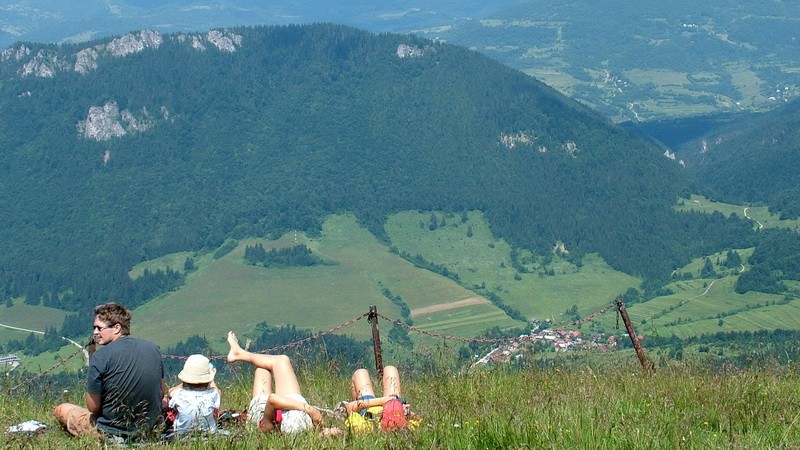 turistika_skupinka ľudí v tráve_príroda_hory